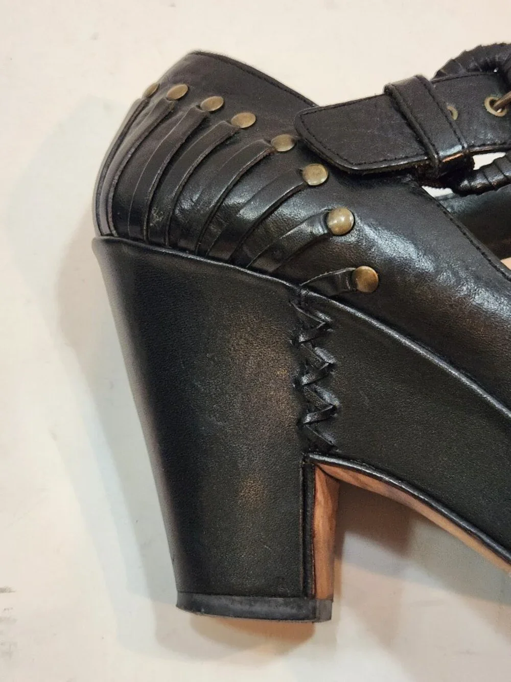 Frye Joy Black Leather Studded T-Strap Platform Sandals Made in Brazil Size 7B